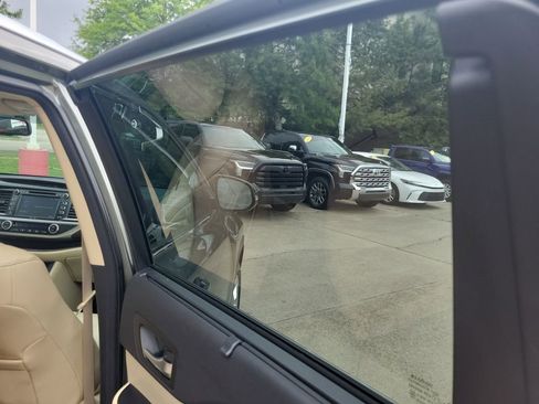 Used 2015 Toyota Highlander Limited FWD image 29