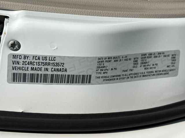 Used 2024 Chrysler Pacifica Limited FWD image 18