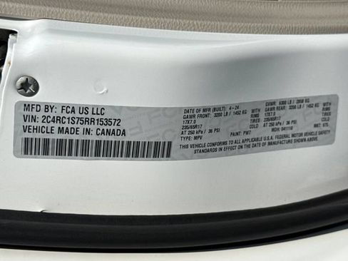 Used 2024 Chrysler Pacifica Limited FWD image 18