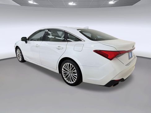 Used 2019 Toyota Avalon Limited FWD image 3