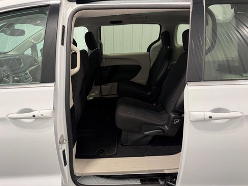 Used 2023 Chrysler Voyager LX FWD image 7