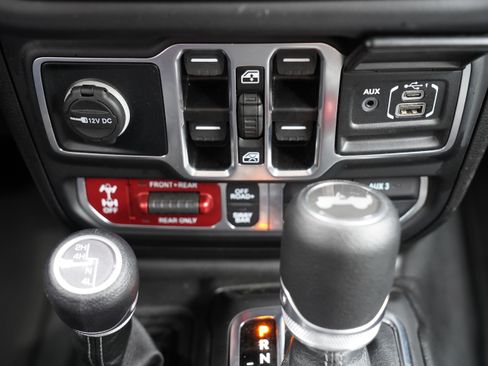 Used 2025 Jeep Wrangler Unlimited Rubicon AWD/4WD image 26