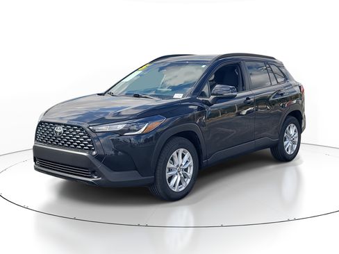 Used 2025 Toyota Corolla Cross LE image 3
