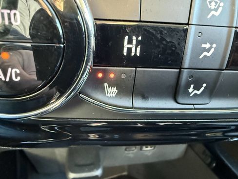 Used 2025 Chevrolet Trax LT w/ LT Convenience Package image 19