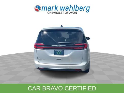 Used 2023 Chrysler Pacifica Touring FWD image 7