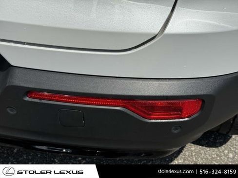 Used 2023 Volvo XC40 B5 Plus image 11