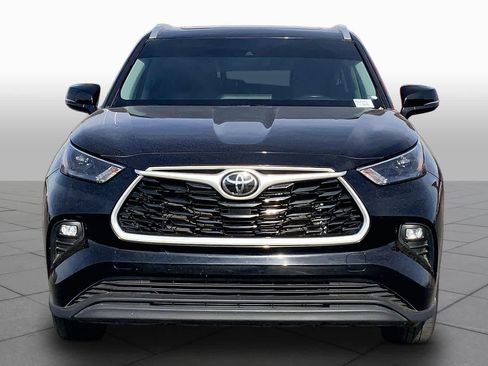 Used 2023 Toyota Highlander XLE FWD image 4
