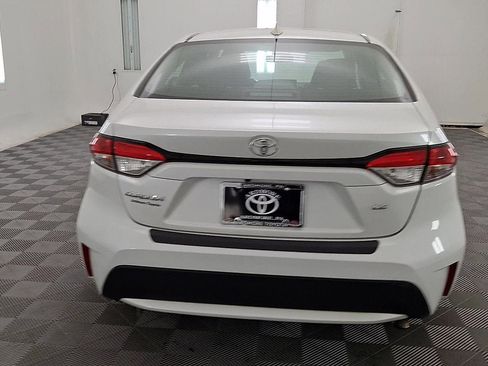 Used 2022 Toyota Corolla LE image 3