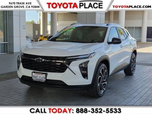 Used 2024 Chevrolet Trax RS w/ Sunroof Package FWD image 1