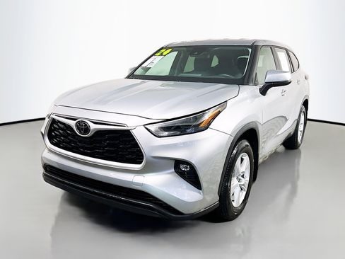 Used 2024 Toyota Highlander LE image 10