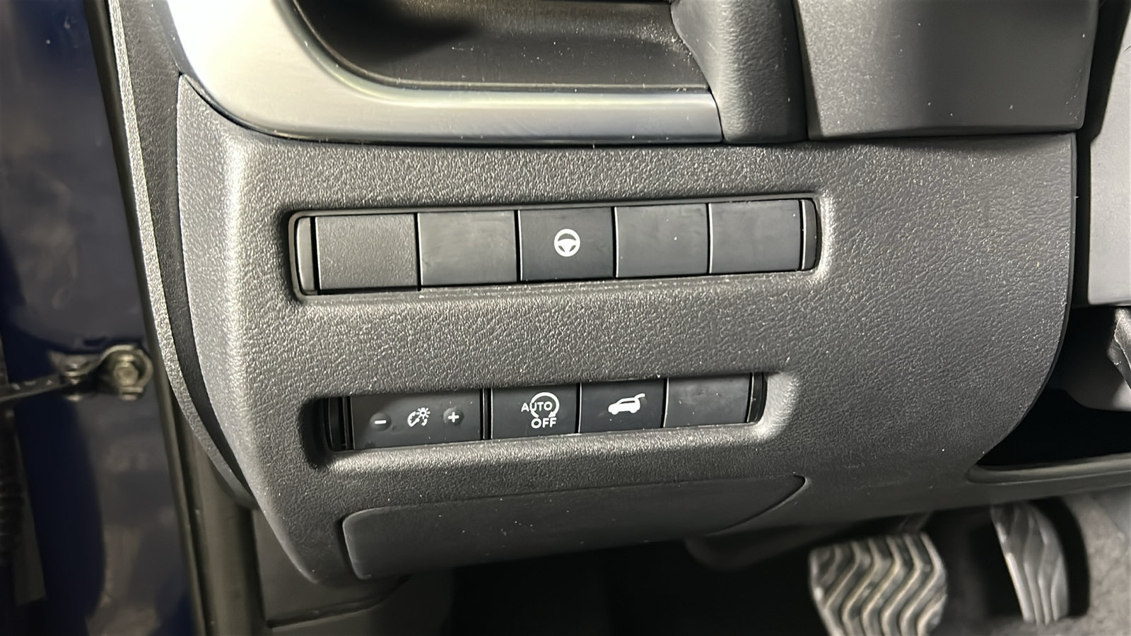 Used 2025 Nissan Rogue SV FWD image 23