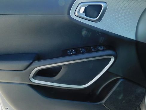 Used 2022 Kia Soul LX image 32