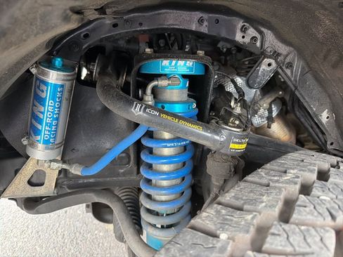 Used 2017 Toyota Tacoma TRD Off-Road w/ Premium & Technology Package AWD/4WD image 2