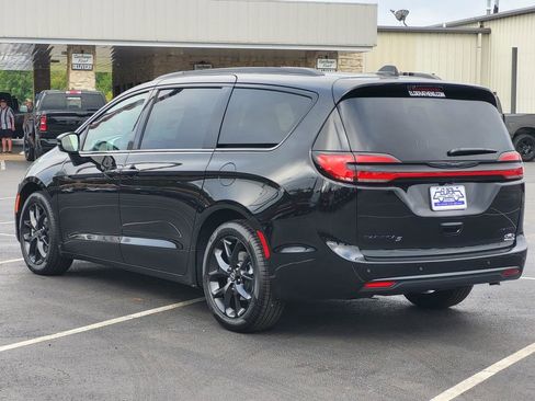 New 2026 Chrysler Pacifica Limited w/ S Appearance Package image 4