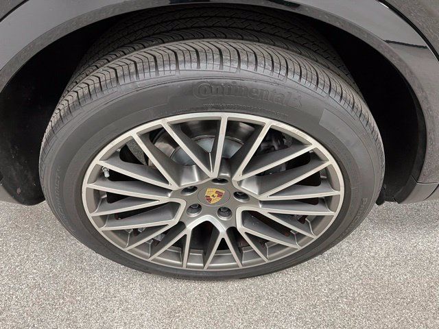Used 2022 Porsche Cayenne Platinum Edition AWD/4WD image 17