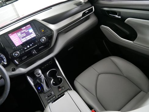 Used 2021 Toyota Highlander XLE image 11
