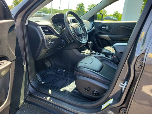 Used 2020 Jeep Cherokee Latitude Plus w/ Cold Weather Group AWD/4WD image 17