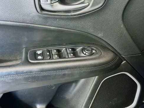 Used 2019 Jeep Compass Latitude AWD/4WD image 17