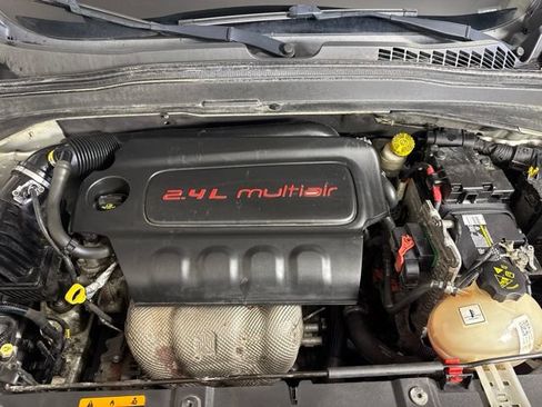 Used 2015 Jeep Renegade Latitude FWD image 12
