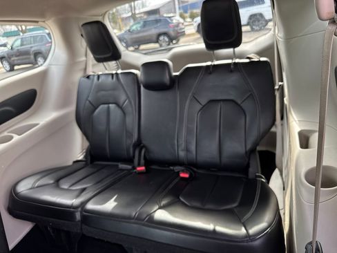 Certified 2023 Chrysler Pacifica Touring-L image 33