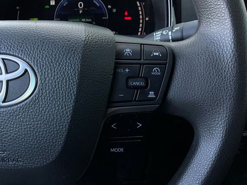 Used 2025 Toyota Camry LE image 32