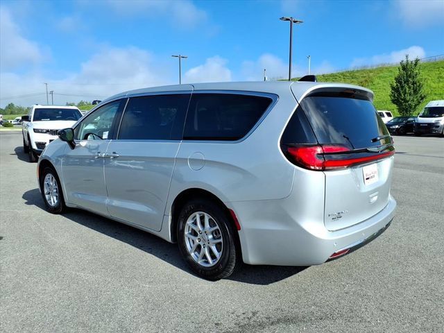 Used 2024 Chrysler Pacifica Touring-L FWD image 8