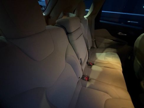 Used 2019 Jeep Cherokee Latitude w/ Popular Appearance Group image 10