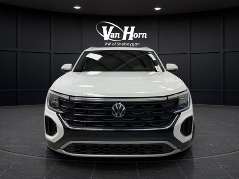 Used 2024 Volkswagen Atlas Cross Sport SE w/ Panoramic Sunroof Package image 11