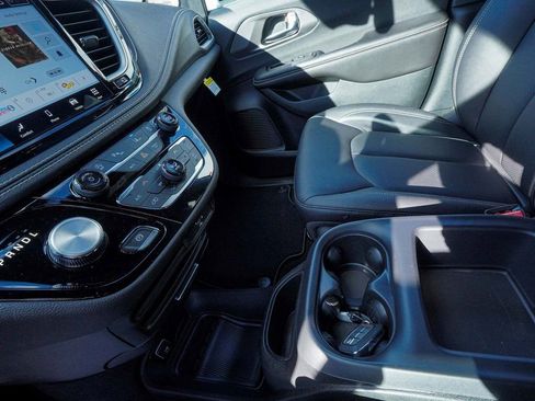 New 2026 Chrysler Pacifica Select image 17