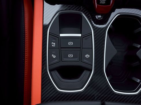 Used 2025 Lamborghini Urus SE image 65