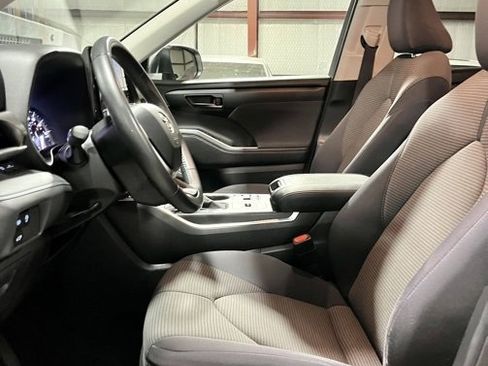 Used 2024 Toyota Highlander LE image 11