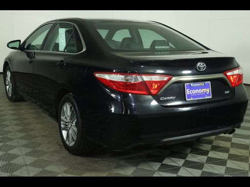 Used 2015 Toyota Camry SE image 6