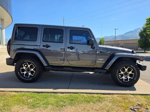 Used 2014 Jeep Wrangler Unlimited Sahara w/ Max Tow Package AWD/4WD image 4