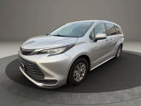 Used 2022 Toyota Sienna LE image 1