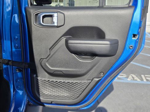 Used 2022 Jeep Gladiator Sport image 31