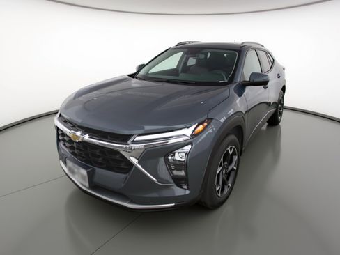 Used 2025 Chevrolet Trax LT FWD image 3