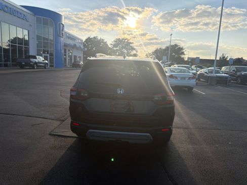 Used 2025 Honda Pilot TrailSport image 22