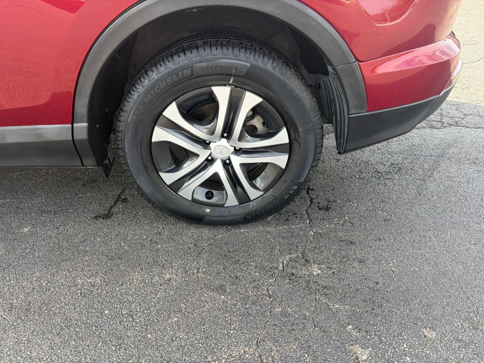 Used 2018 Toyota RAV4 LE FWD image 12