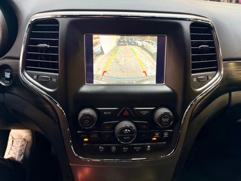 Used 2021 Jeep Grand Cherokee Laredo image 18