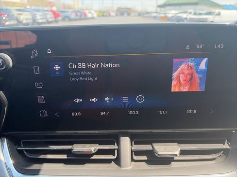 Used 2025 Chevrolet Trax LT w/ LT Convenience Package FWD image 17