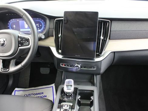 Certified 2025 Volvo XC90 B6 Plus image 23