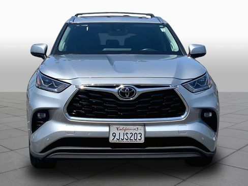 Used 2023 Toyota Highlander Limited FWD image 3