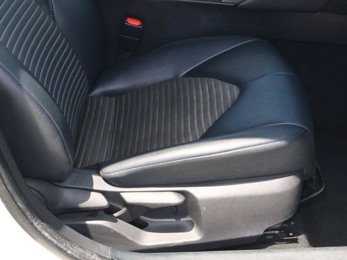 Used 2020 Toyota Camry SE FWD image 17