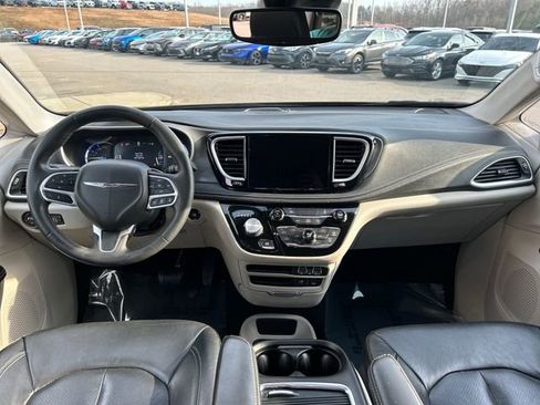 Used 2022 Chrysler Pacifica Touring-L image 9