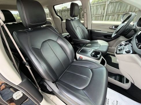 Used 2023 Chrysler Pacifica Touring-L FWD image 30