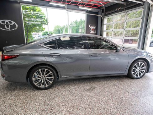 Used 2019 Lexus ES 300h w/ Premium Package FWD image 4