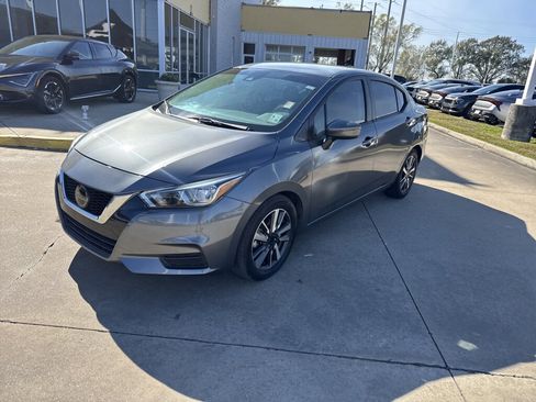 Used 2021 Nissan Versa SV image 3