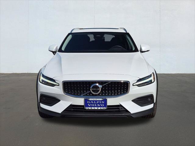 Certified 2025 Volvo V60 B5 Cross Country Ultra AWD/4WD image 2
