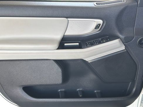 Used 2025 Ford Expedition Active AWD/4WD image 3