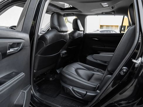 Used 2021 Toyota Highlander XLE image 47